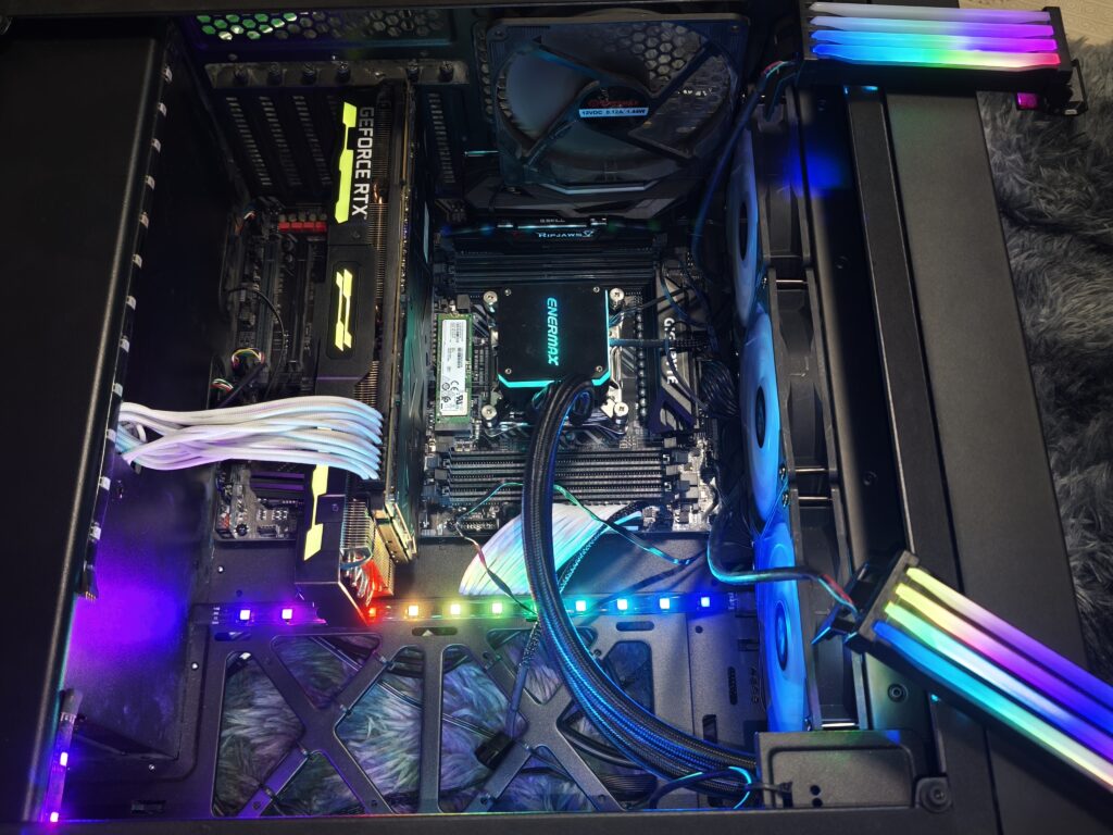 Offenes PC Gehäuse mit sicht auf das Mainboard und andere Komponenten