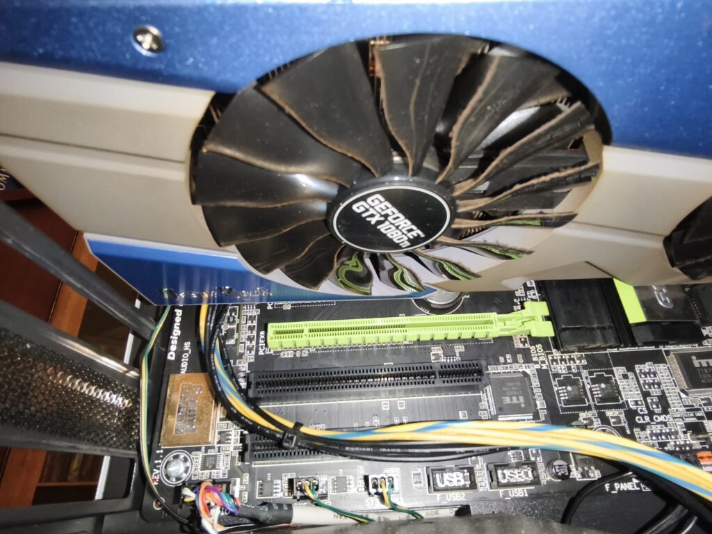 NVIDIA GTX 1080 Ti Grafikkarte von unten mit leichtem Staubfilm