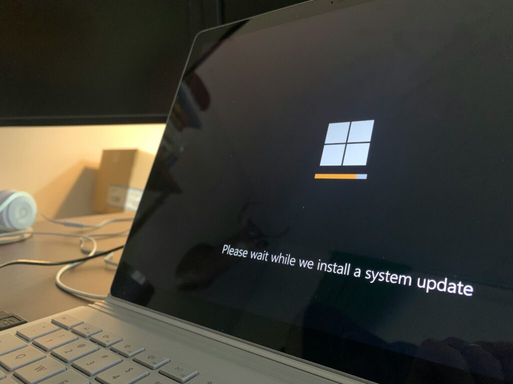 Laptopp Bildschirm mit Ladebildschirm von Windows Update