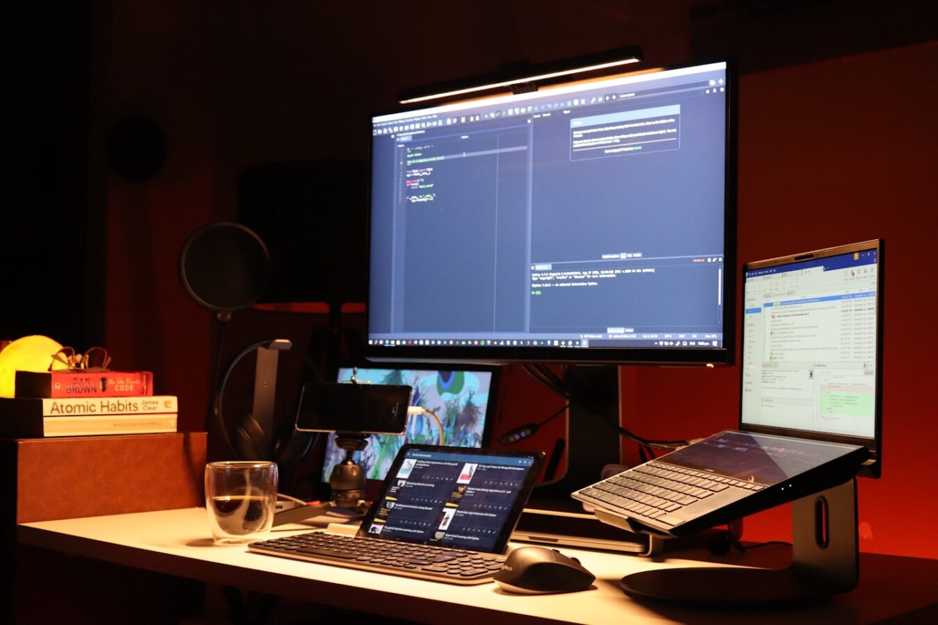 Technologie im Einsatz: Computer, Laptop und Tablet auf einem Schreibtisch